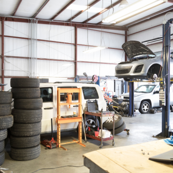 BÊN TRONG MỘT GARAGE Ô TÔ TẠI MỸ CÓ GÌ?